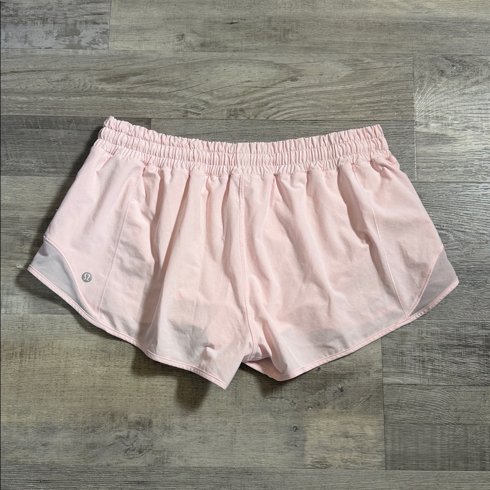 Lululemon Hotty Hot Low Rise Lined Short 2.5” strawberry milkshake 12